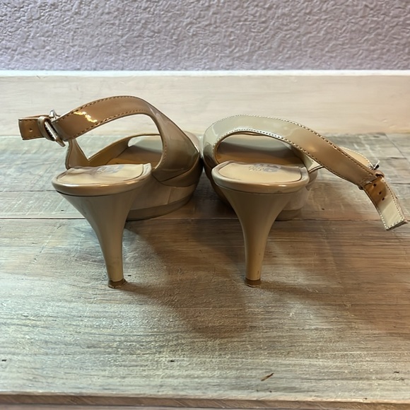 9 & Co Adorable Women’s tan sling back shiny heels Sz 8 - Picture 2 of 9